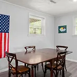 Pet-Friendly, Fully Fenced Backyard, 20-Min To Chs