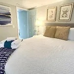 Pet- & Kid-Equipped 2 Bedroom Cottage Near Downtown
