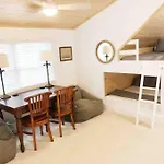 Liz Lane Cottage- Entire Guesthouse
