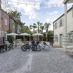 Historic B&B Veranda King Suite Walk To King
