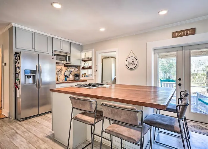 Cozy North Charleston Getaway With Fire Pit!