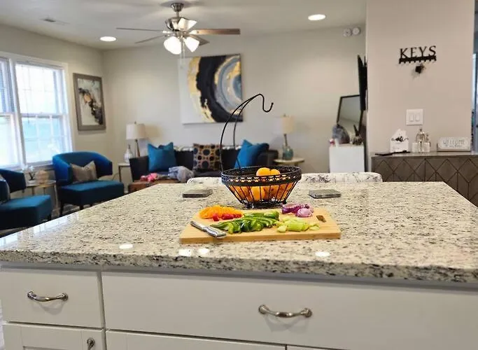 Chic Oasis: 3Br, 2Ba, Private Deck