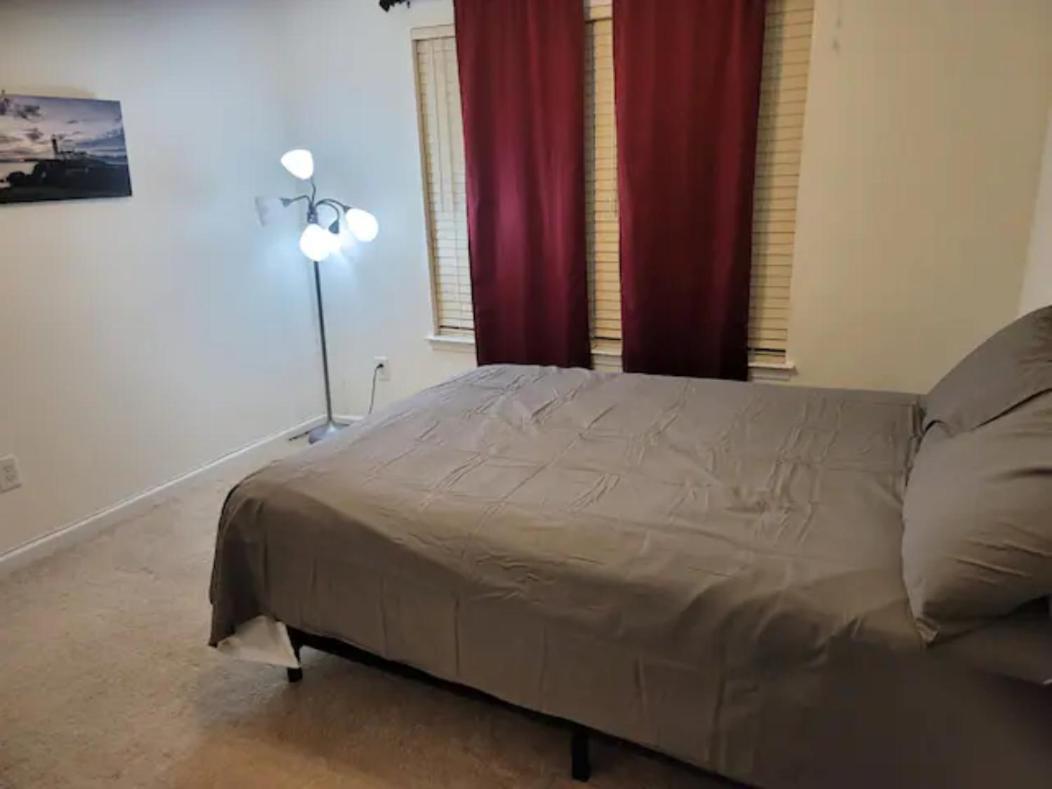 Spacious Home, Pet Friendly, Fenced Yard, 30 Minutes To Holiday home