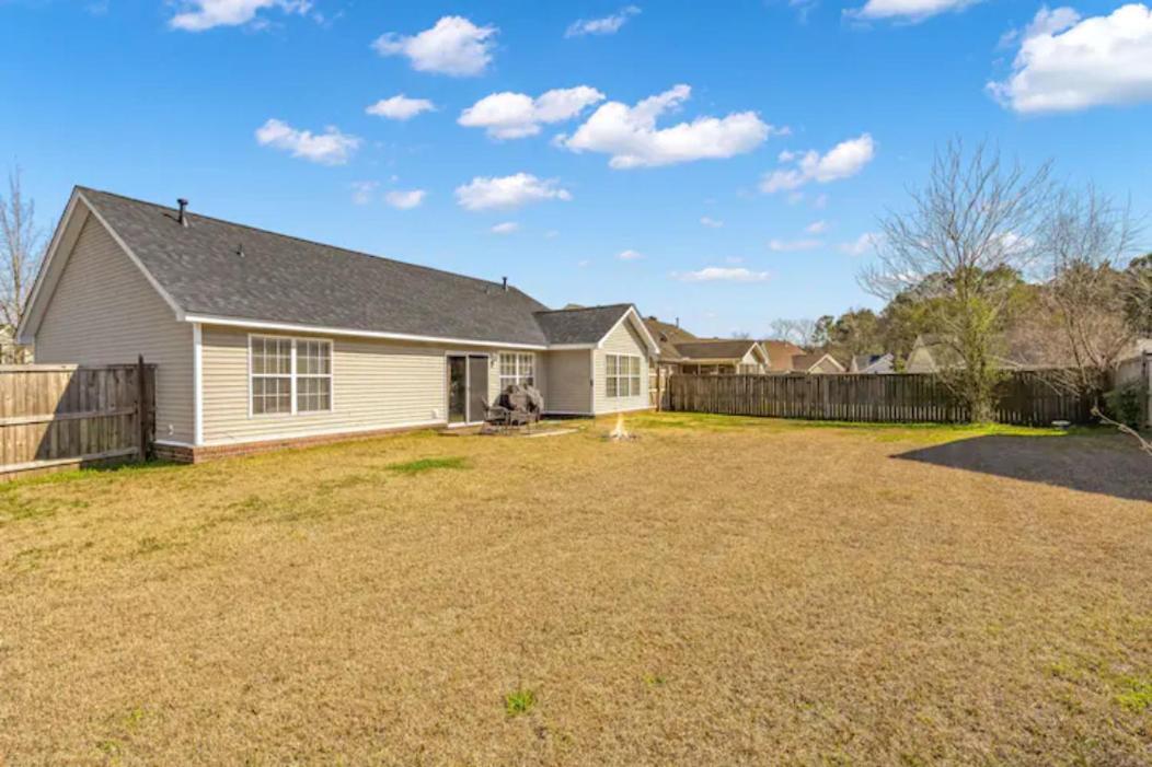 Spacious Home, Pet Friendly, Fenced Yard, 30 Minutes To *