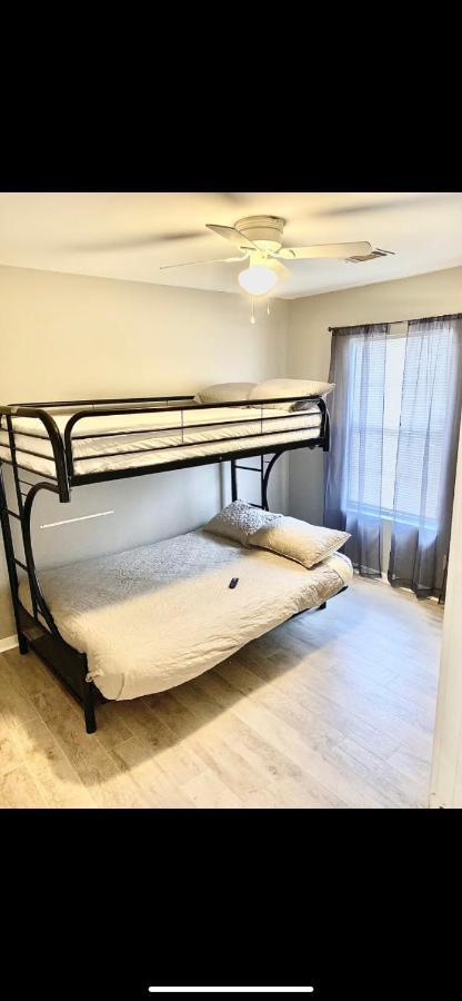 Holiday home Sleeps 10!**10min Dt Chas/5min Airport!