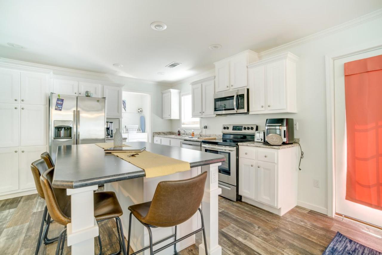 With Porch - 3 Mi To Folly Beach! Holiday home *