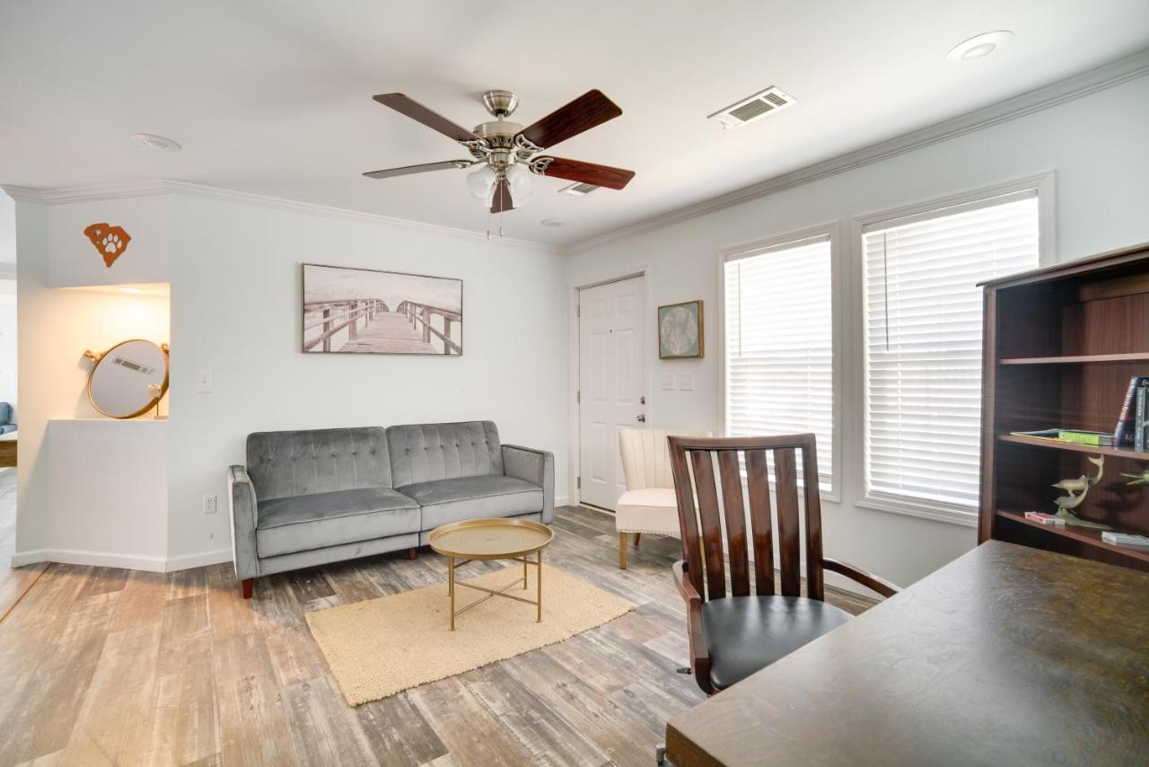 With Porch - 3 Mi To Folly Beach! Holiday home *