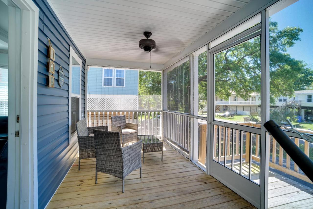 Holiday home With Porch - 3 Mi To Folly Beach!