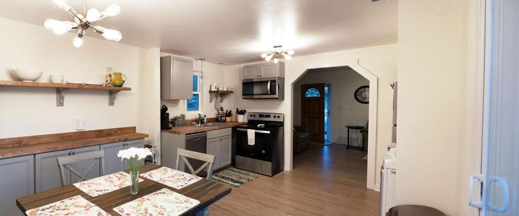 Holiday home Madrona's Guesthouse- Convenient Location, Pet Friendly *