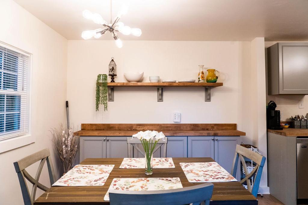 Holiday home Madrona's Guesthouse- Convenient Location, Pet Friendly *