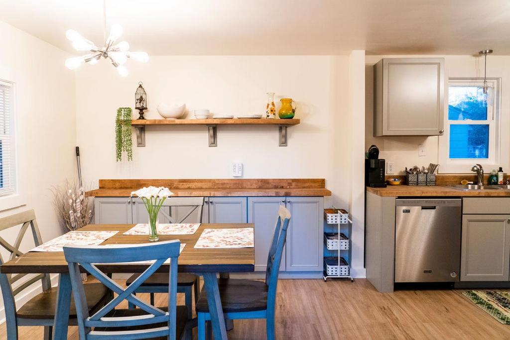 Madrona's Guesthouse- Convenient Location, Pet Friendly Holiday home