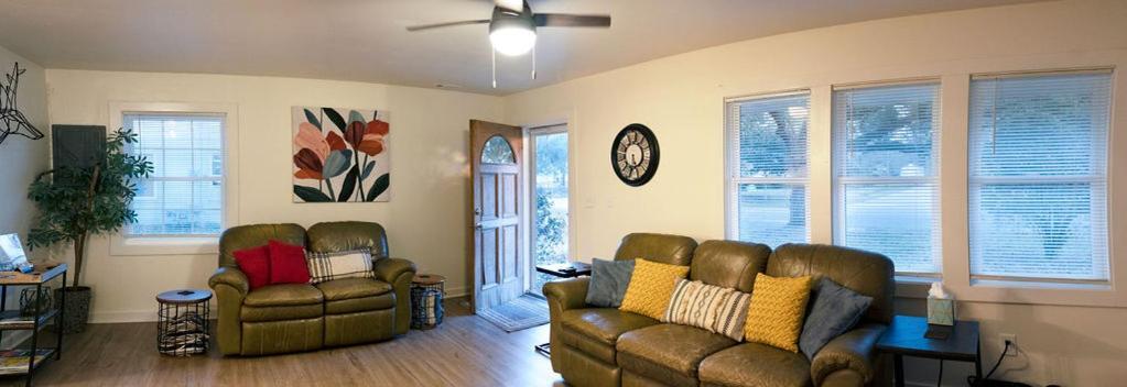 Holiday home Madrona's Guesthouse- Convenient Location, Pet Friendly *