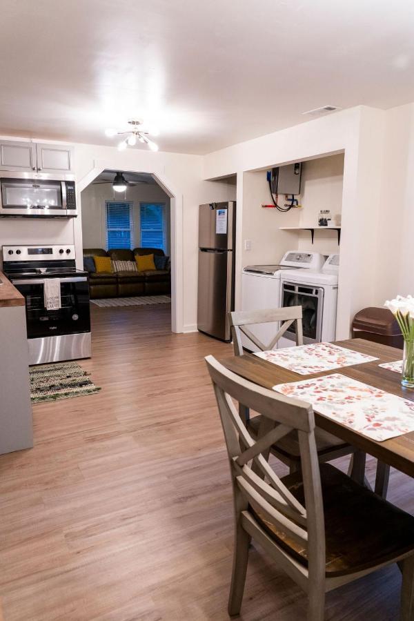 Madrona's Guesthouse- Convenient Location, Pet Friendly Holiday home Charleston