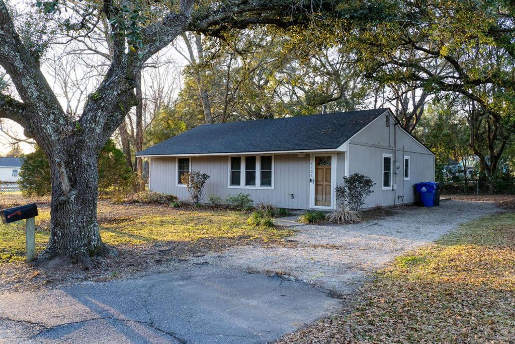 Madrona's Guesthouse- Convenient Location, Pet Friendly * Charleston