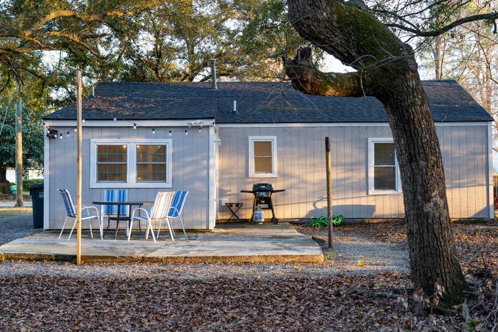 Madrona's Guesthouse- Convenient Location, Pet Friendly *