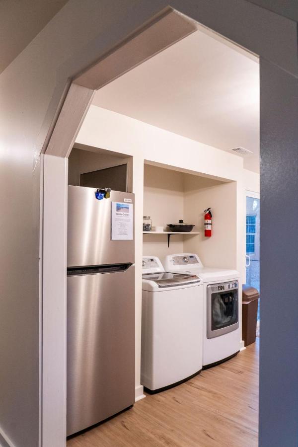 Madrona's Guesthouse- Convenient Location, Pet Friendly Charleston