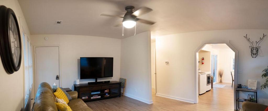 Madrona's Guesthouse- Convenient Location, Pet Friendly Charleston