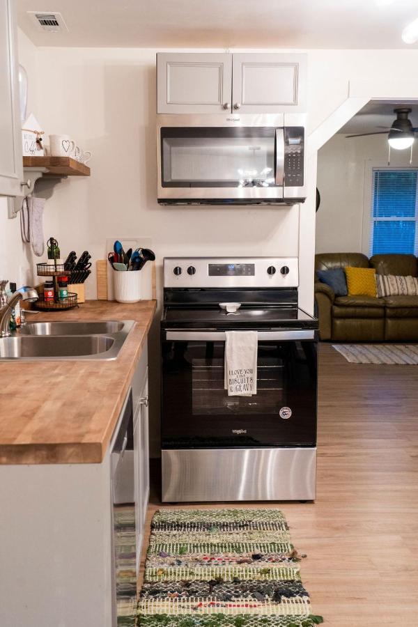 Madrona's Guesthouse- Convenient Location, Pet Friendly Holiday home Charleston