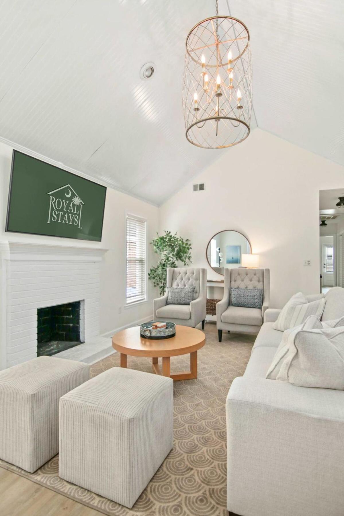 Renovated Oasis Mins To Dtwn And Holiday home