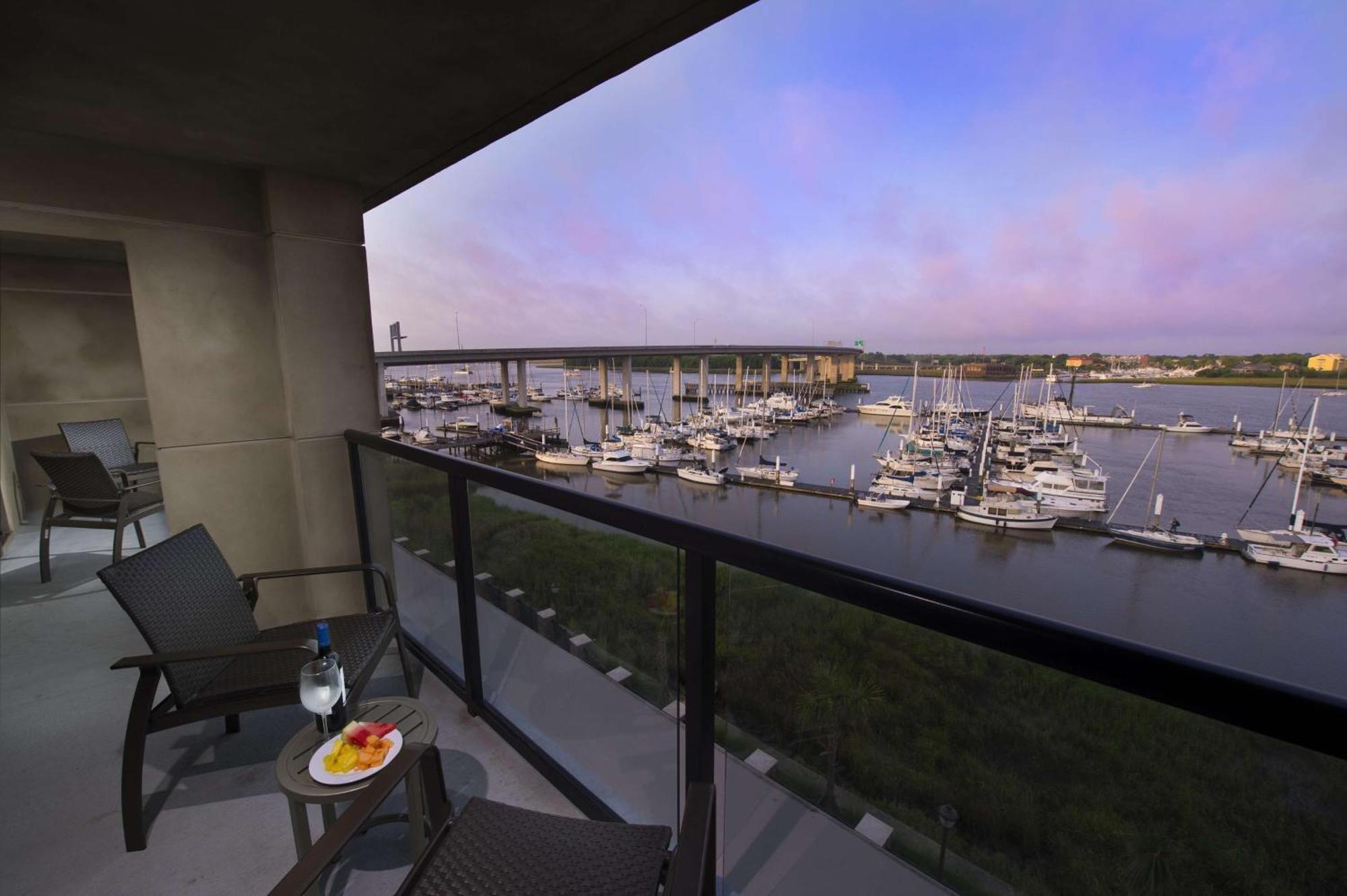 Hilton Garden Waterfront/downtown 3*