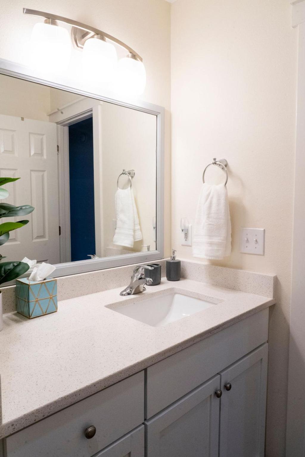 Madrona's B- Fully Fenced And Pet Friendly Holiday home *