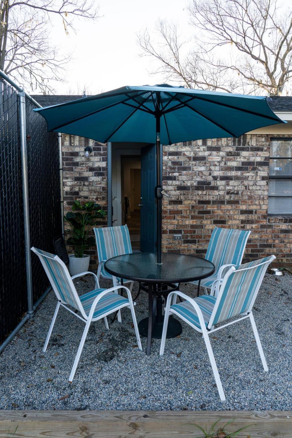 Madrona's B- Fully Fenced And Pet Friendly Holiday home *