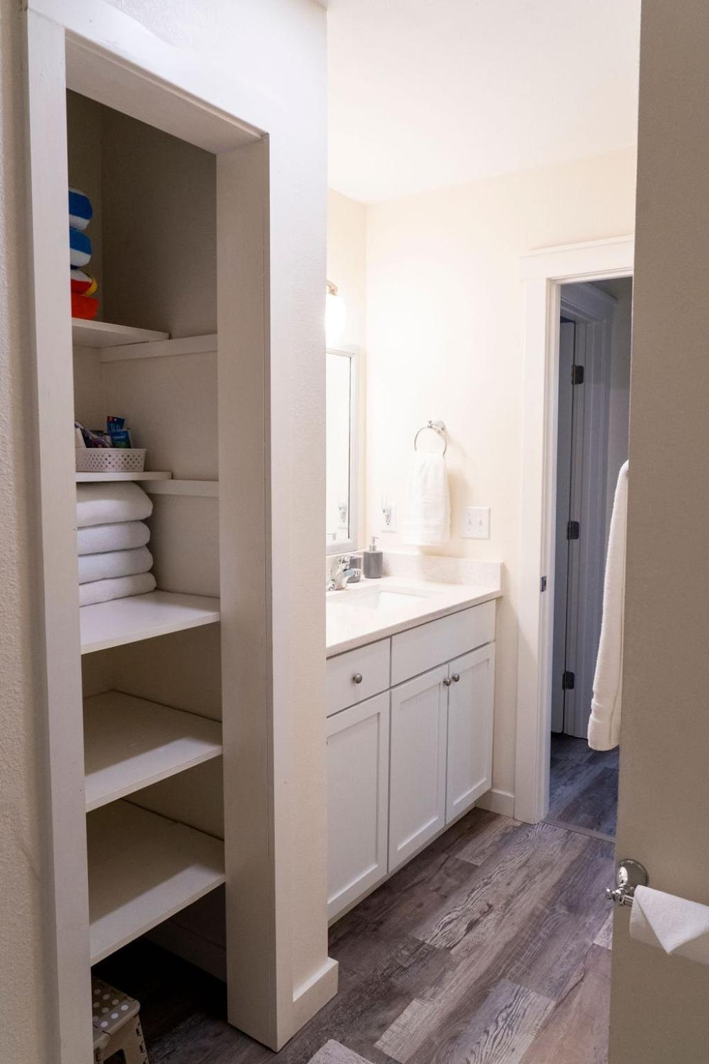 Madrona's B- Fully Fenced And Pet Friendly Holiday home Charleston