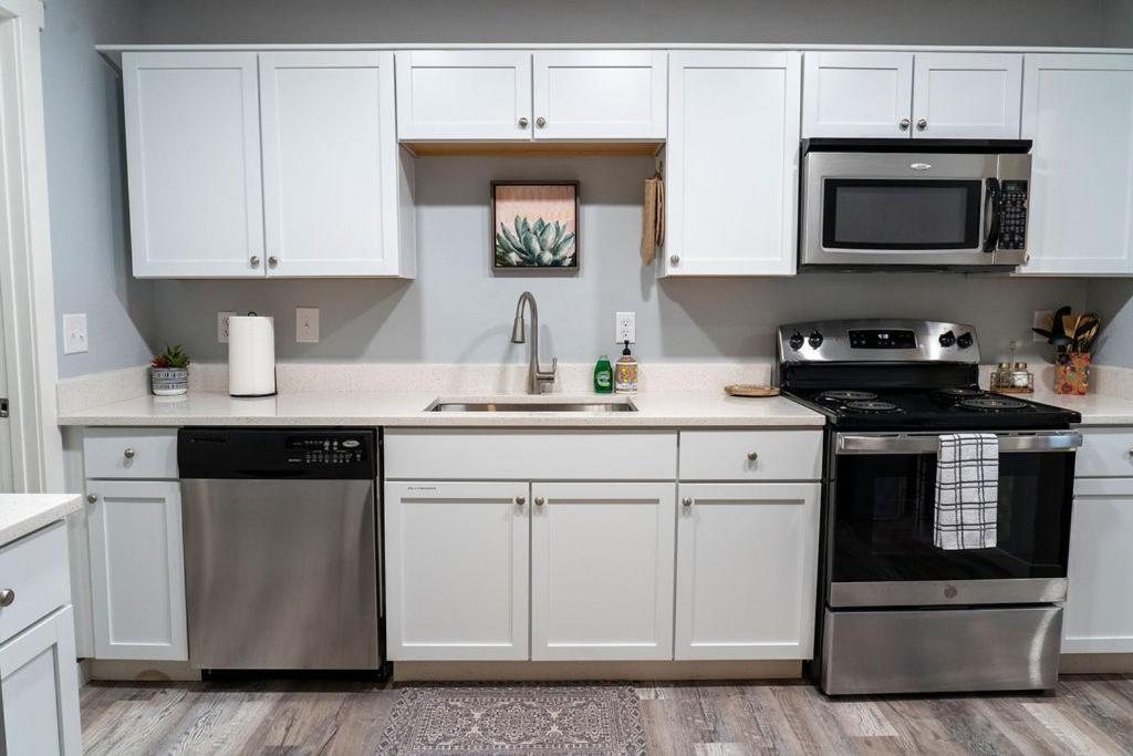 Madrona's B- Fully Fenced And Pet Friendly