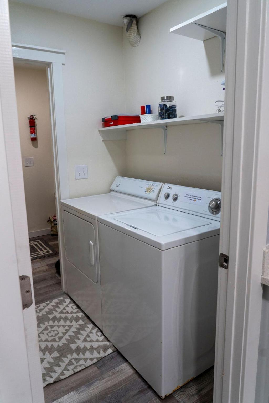 Madrona's B- Fully Fenced And Pet Friendly *