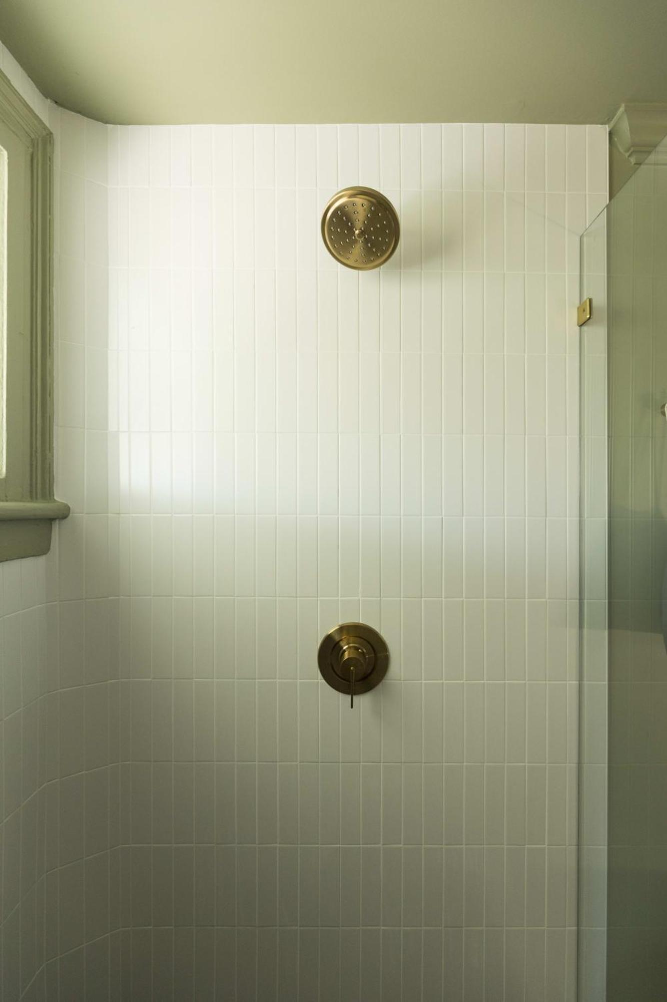 The Nicholas George's King Suite- Walk To King Bed & Breakfast *