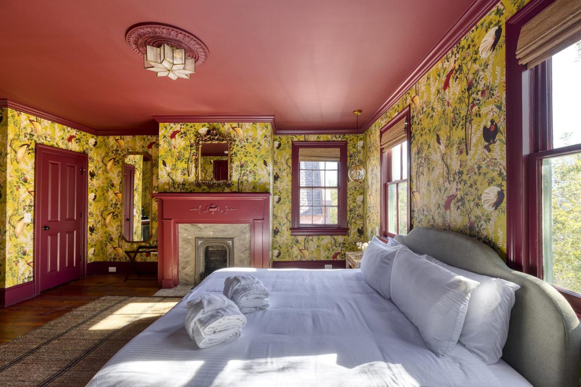 The Nicholas George's King Suite- Walk To King Bed & Breakfast