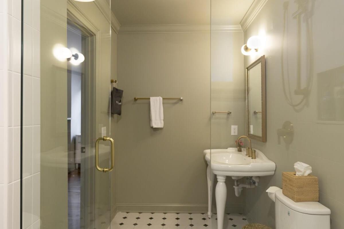Bed & Breakfast Historic Veranda King Walk To King *