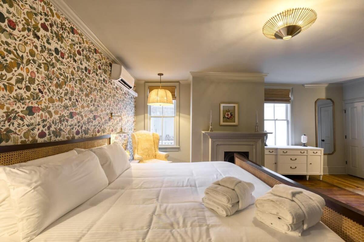 Historic Veranda King Walk To King Bed & Breakfast