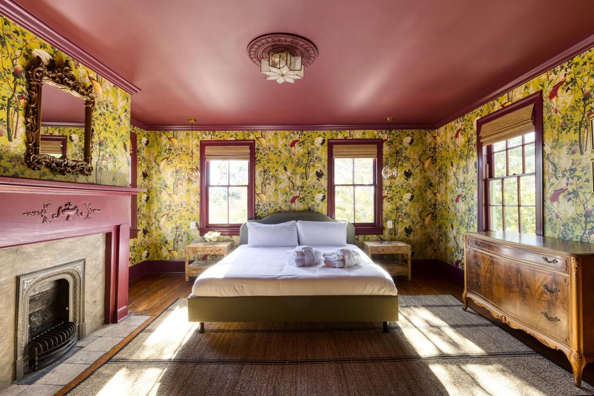 The Nicholas George's King Suite- Walk To King Bed & Breakfast