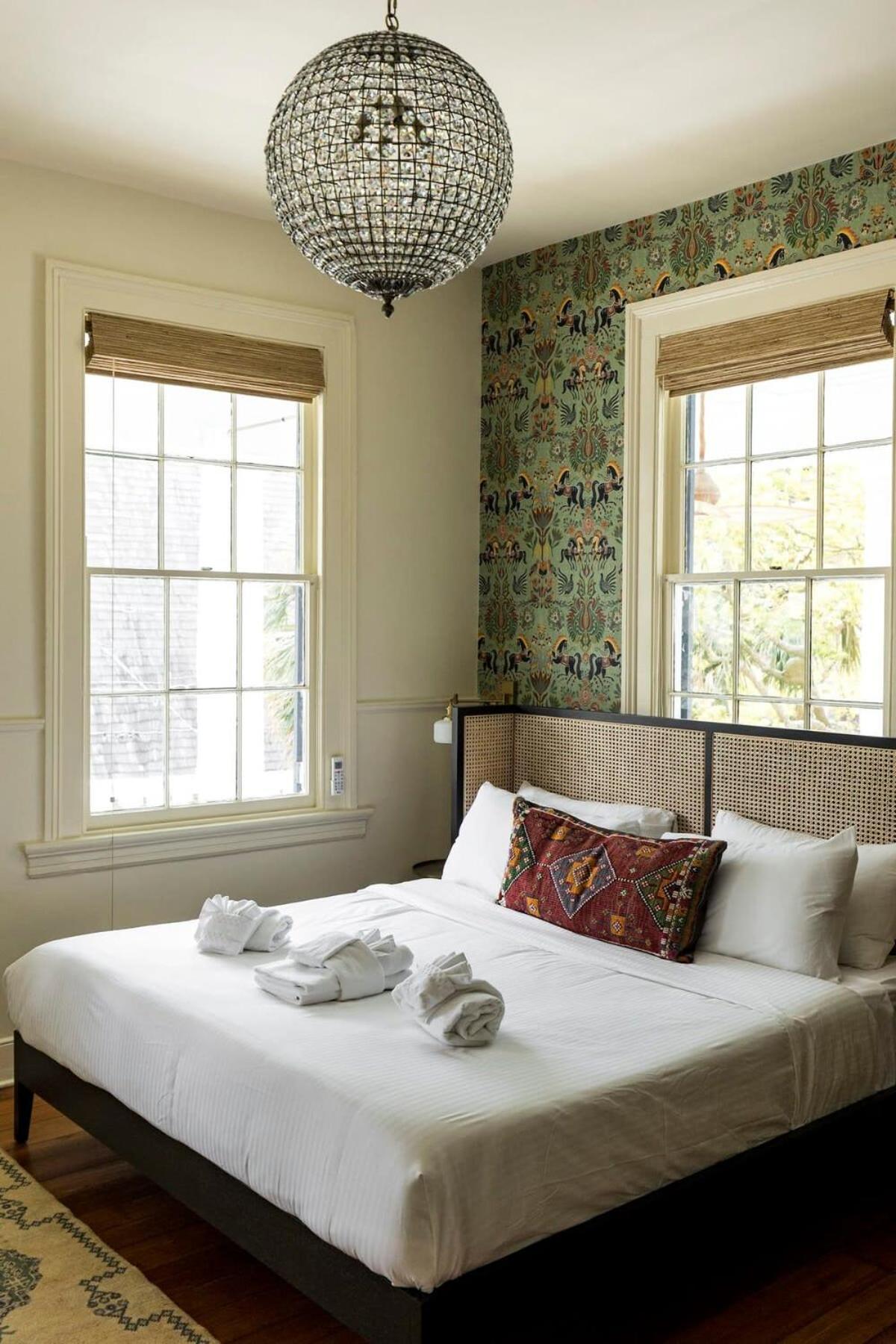 Bed & Breakfast The Ashley Veranda King Includes Breakfast *
