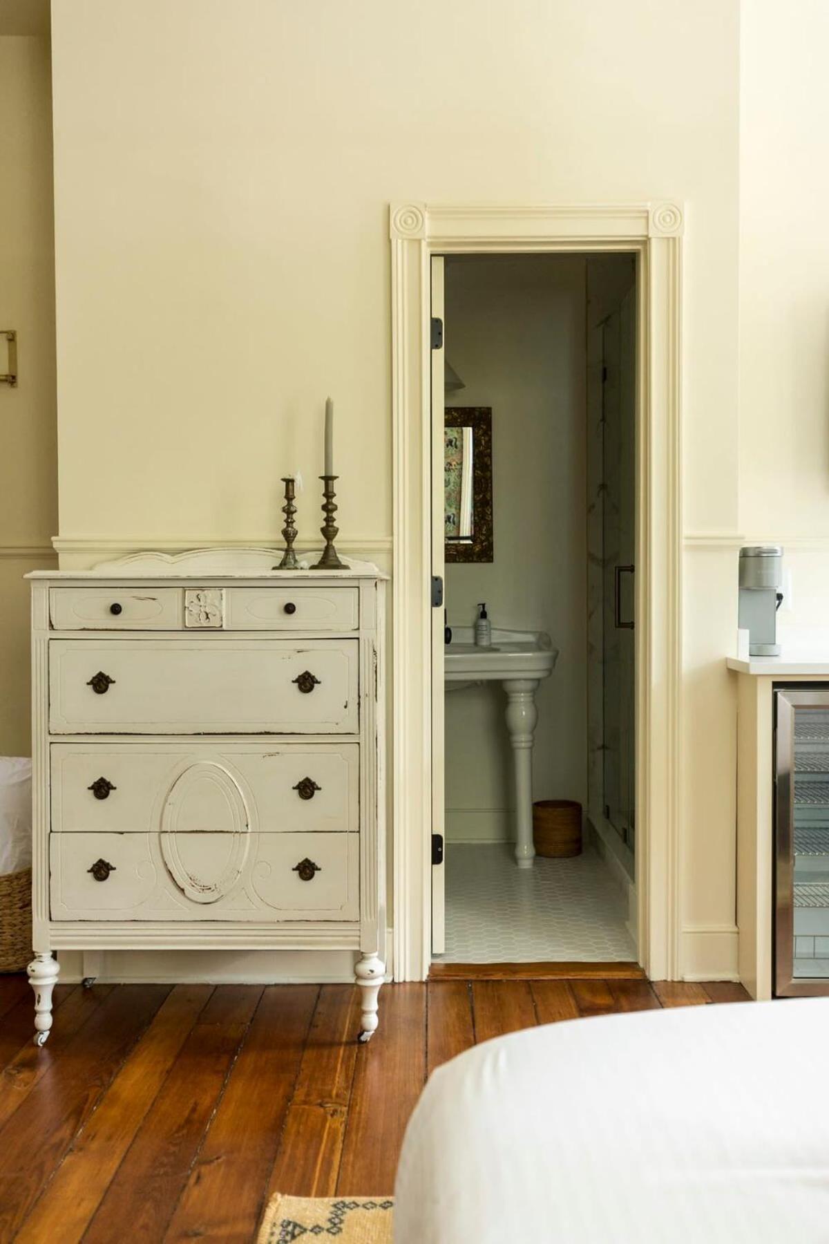 The Ashley Veranda King Includes Breakfast Bed & Breakfast