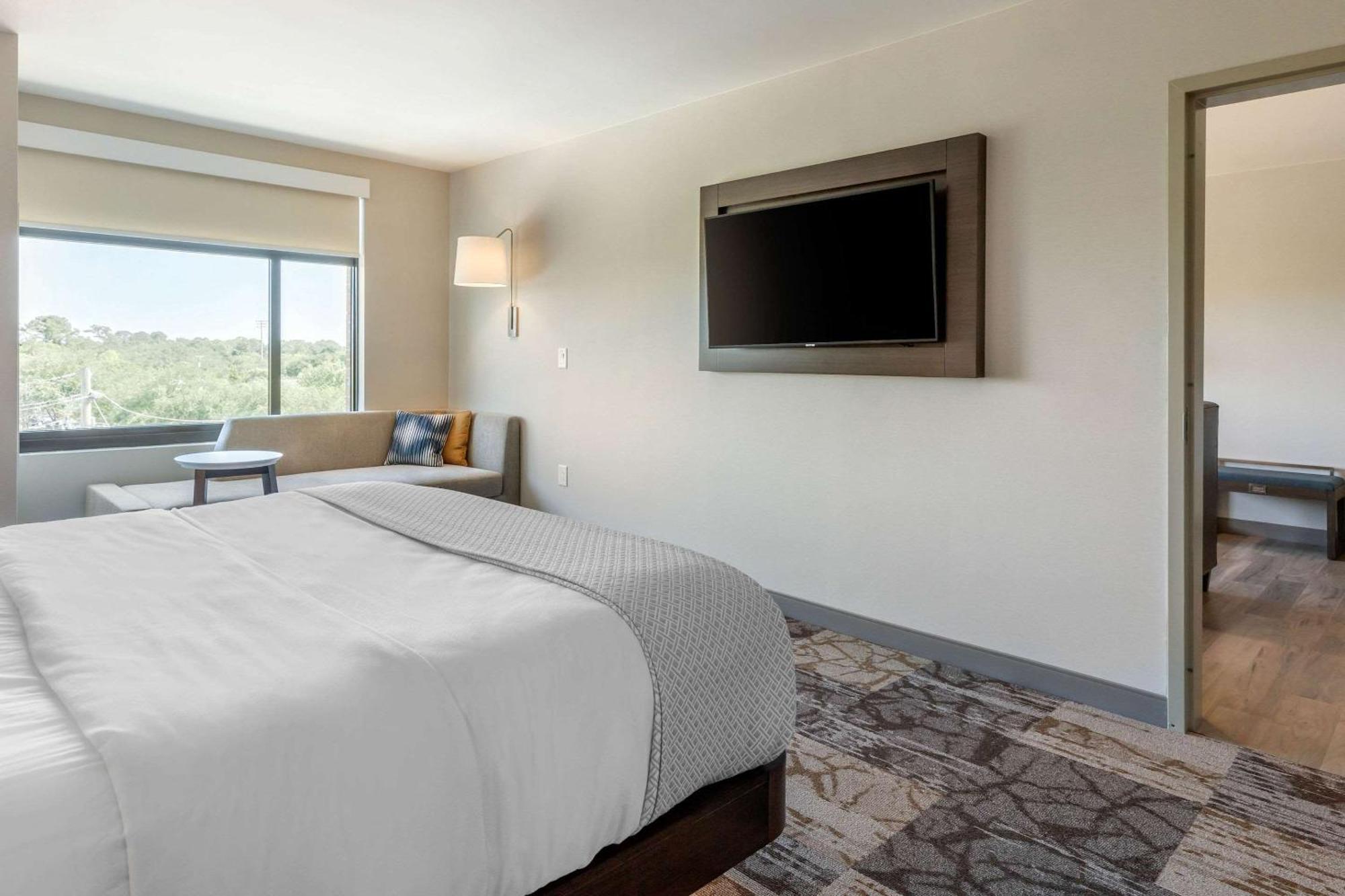 Cambria Riverview Hotel 3*