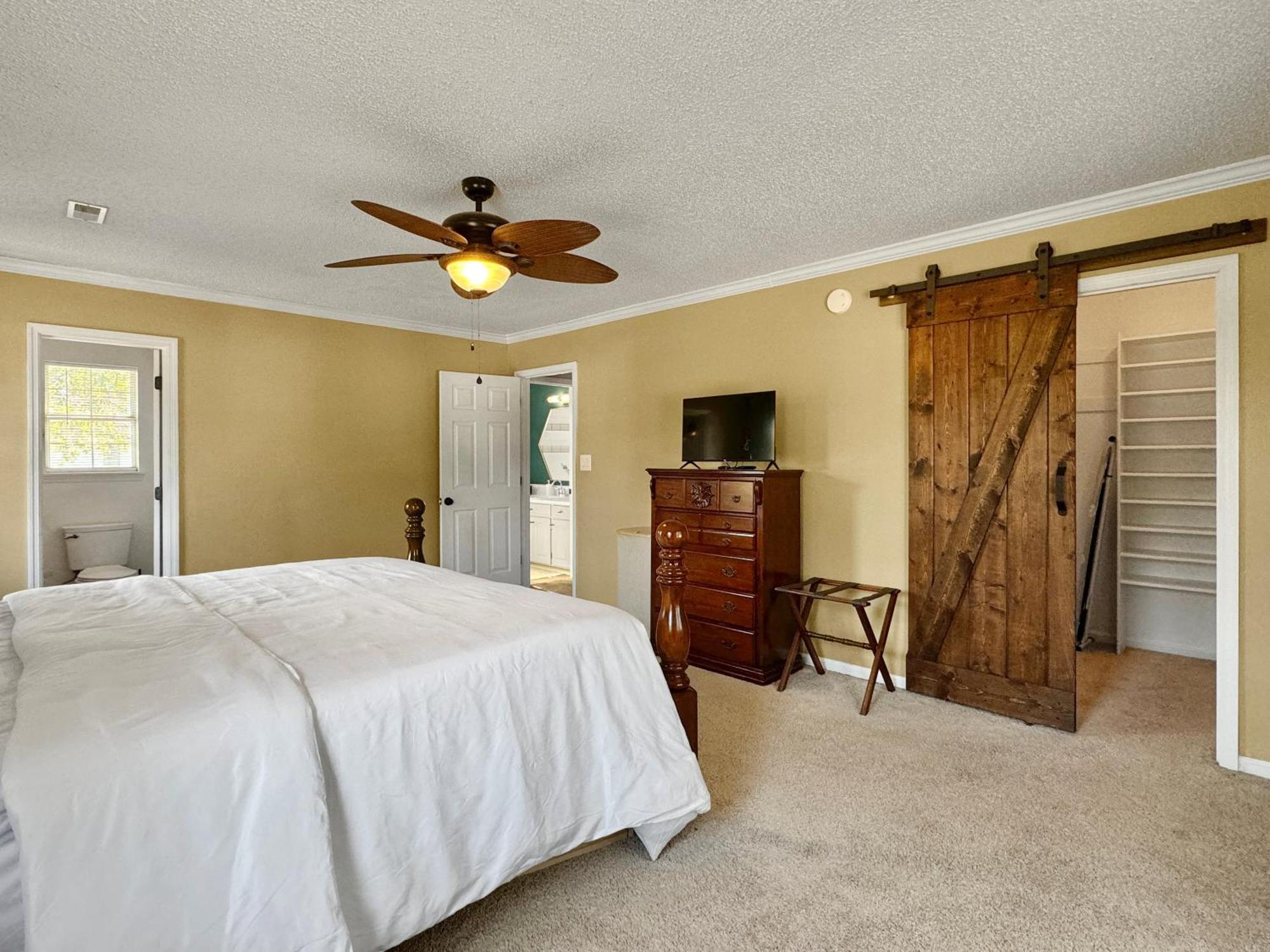 Cozy Away From - Pet-friendly, King Bed Holiday home *
