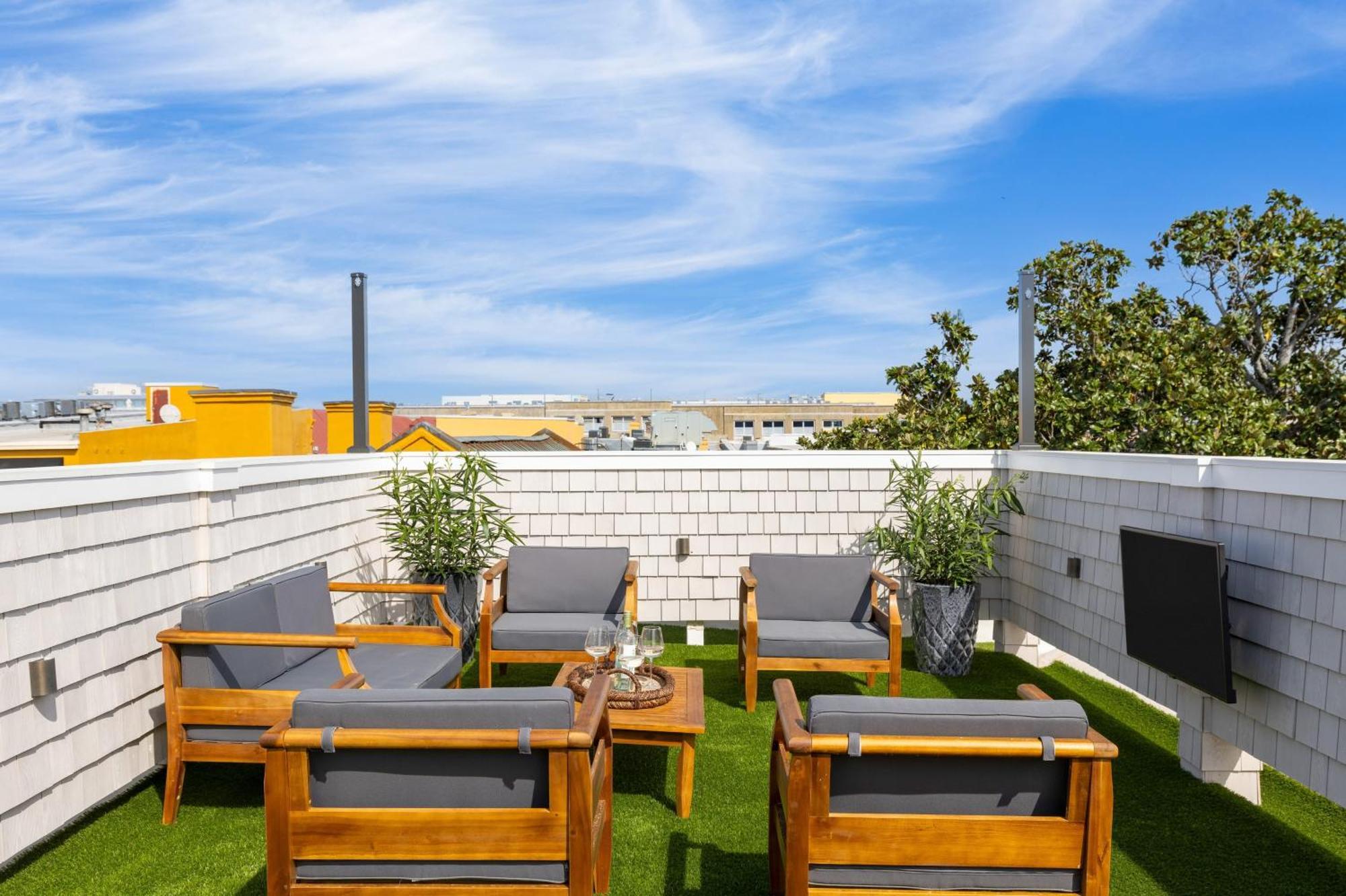 State St B By Avantstay French Quarter Rooftop Aesthetic Design Charleston