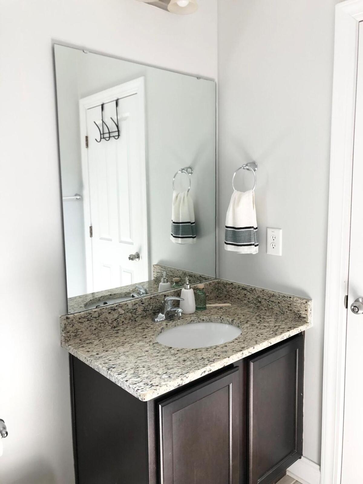 Holiday home Relax In Comfort - Retreat Near Chs Downtown & Airport *