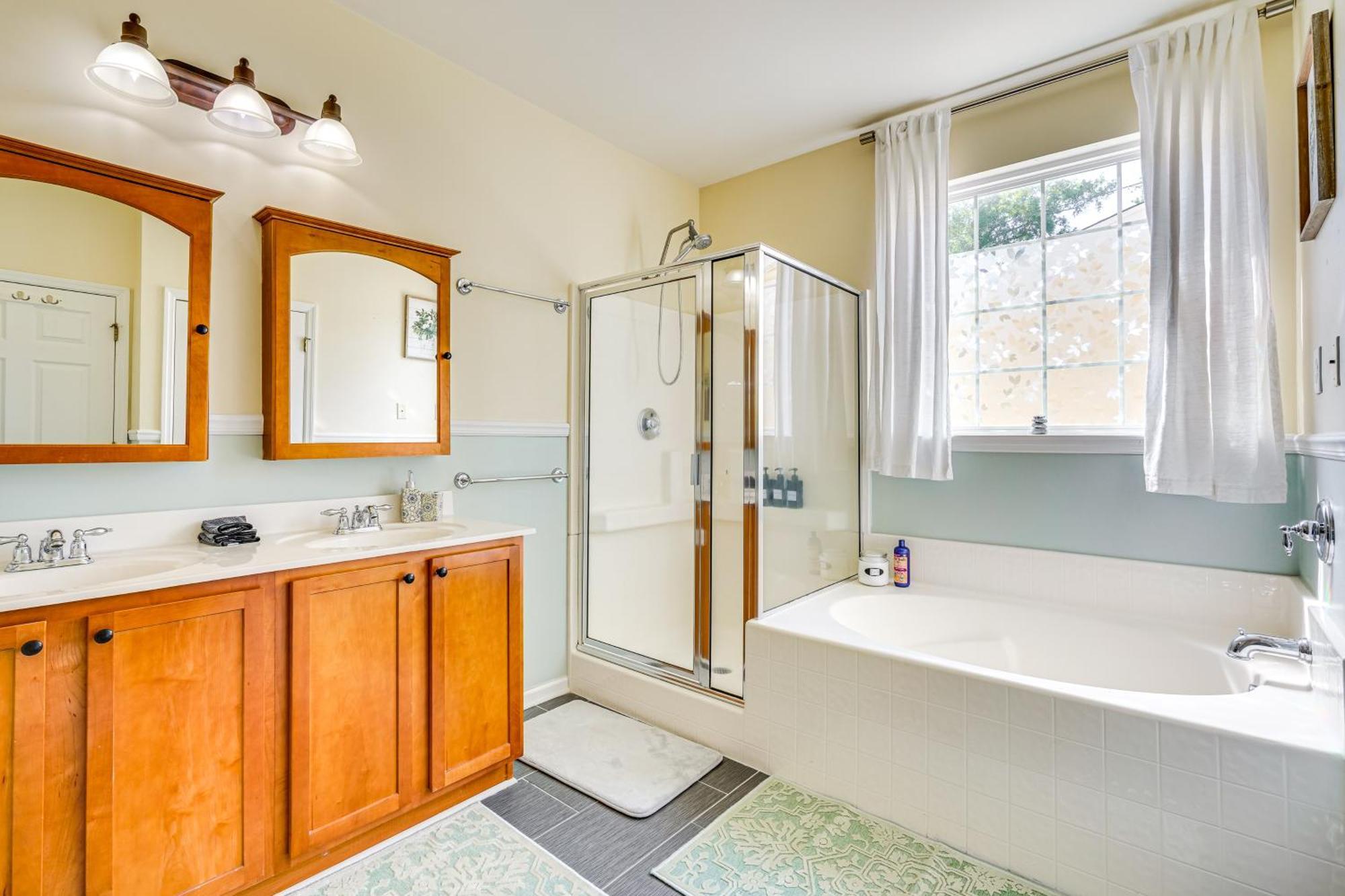 Pool, Porch And Parks North Family Home! Holiday home Charleston