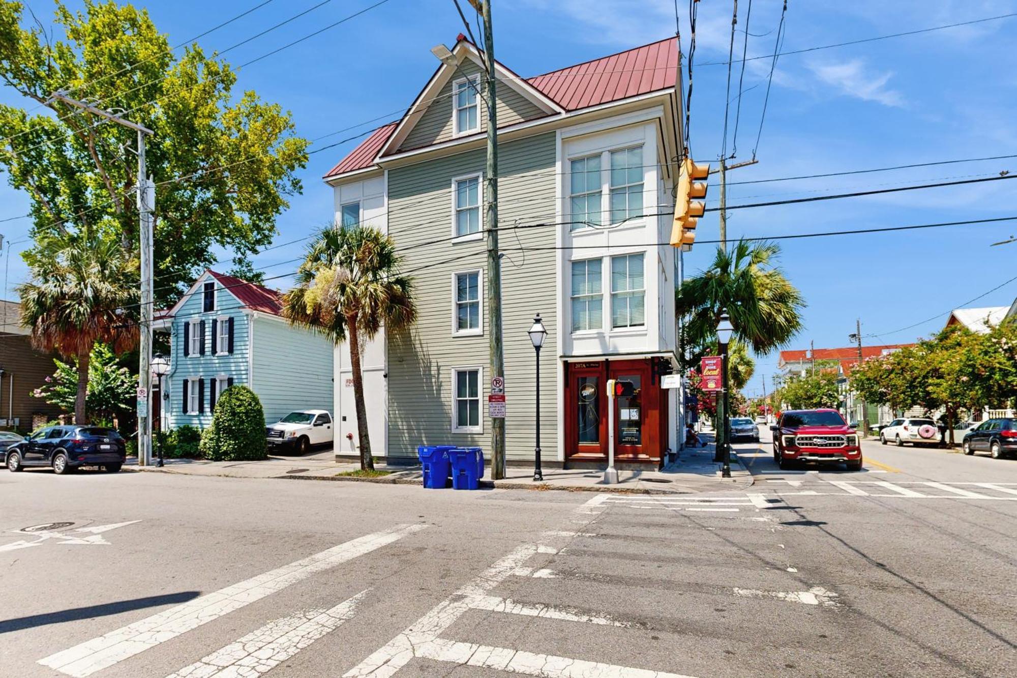 Contemporary In Perfect Location - 207 B St Philip Street Holiday home Charleston