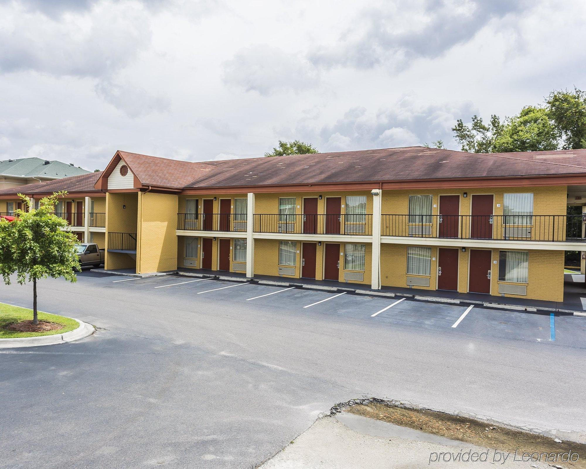 Econo Coliseum Lodge