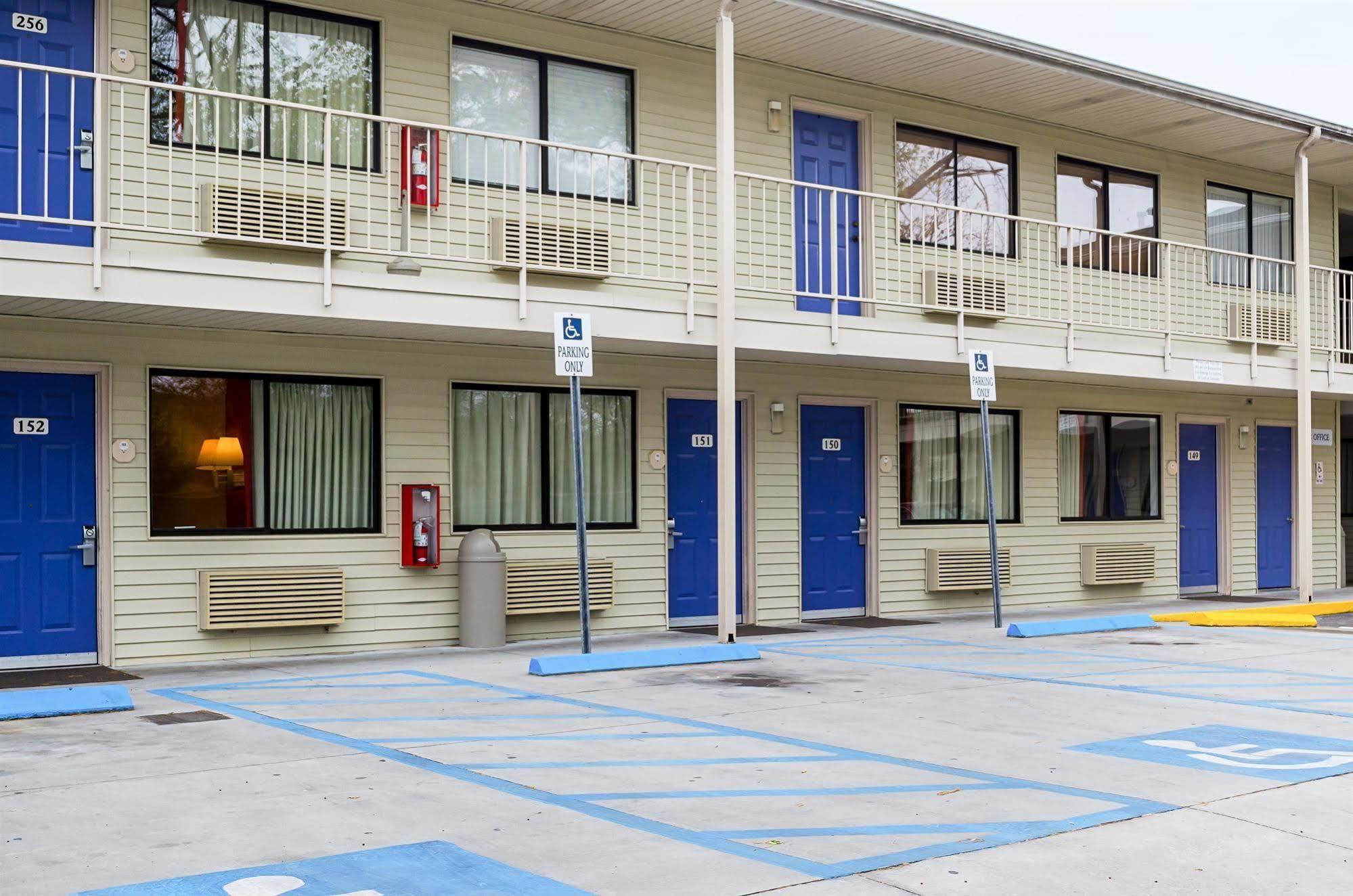 West Ashley Hotel 2*
