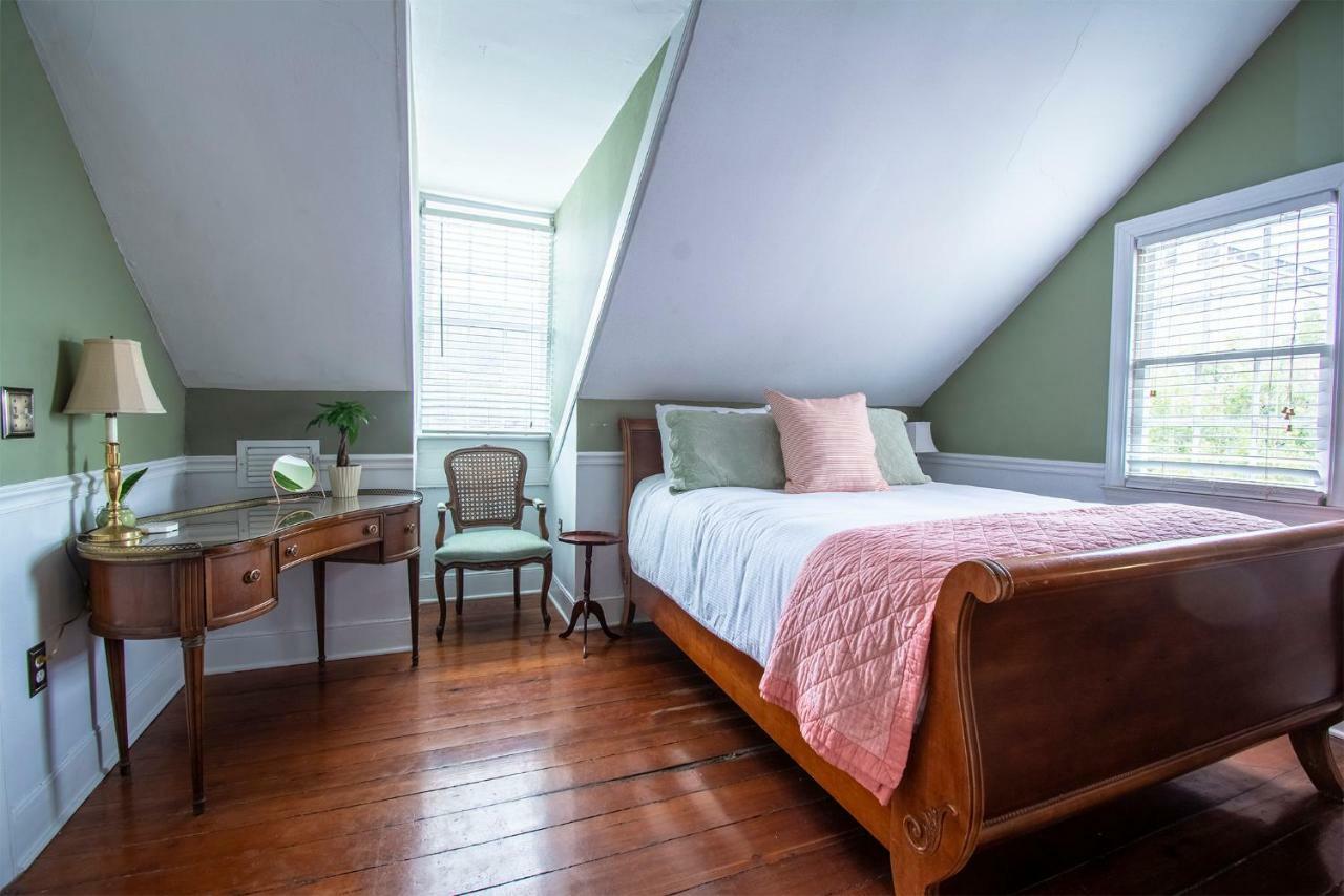 Inn Daybed With Trundle In The Beautiful Ashley Inn 4 Blocks From King St 3*