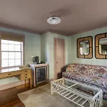 The Nicholas Carriage King Suite - Walk To King