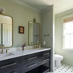 The Nicholas Veranda King Suite - Walk To King