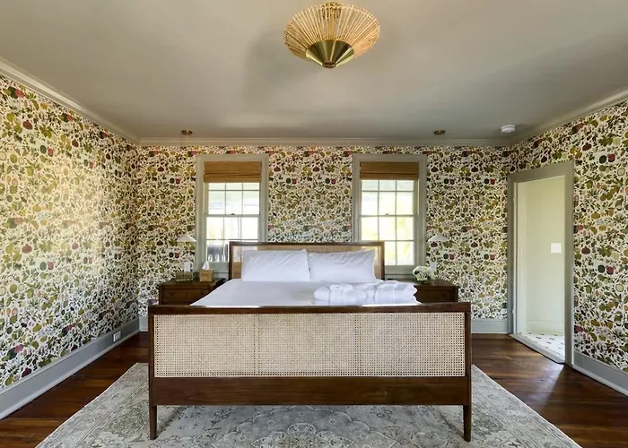 The Nicholas Veranda King Suite - Walk To King