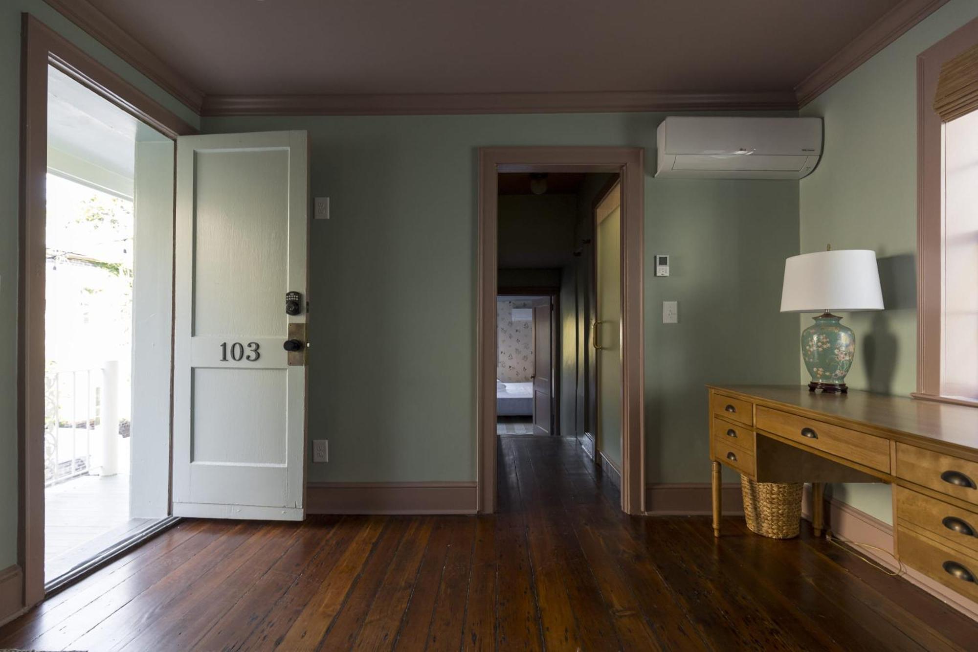 The Nicholas Carriage King - Walk To King Bed & Breakfast Charleston