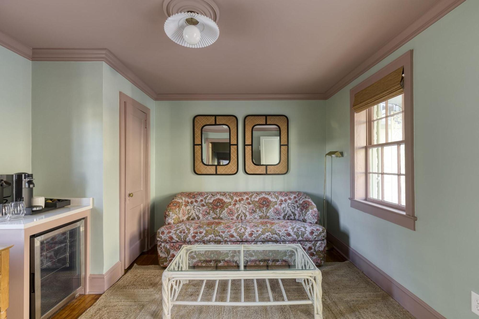 The Nicholas Carriage King - Walk To King Bed & Breakfast *